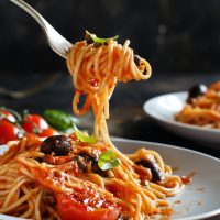 Würzige Pasta mit mediterranen Aromen